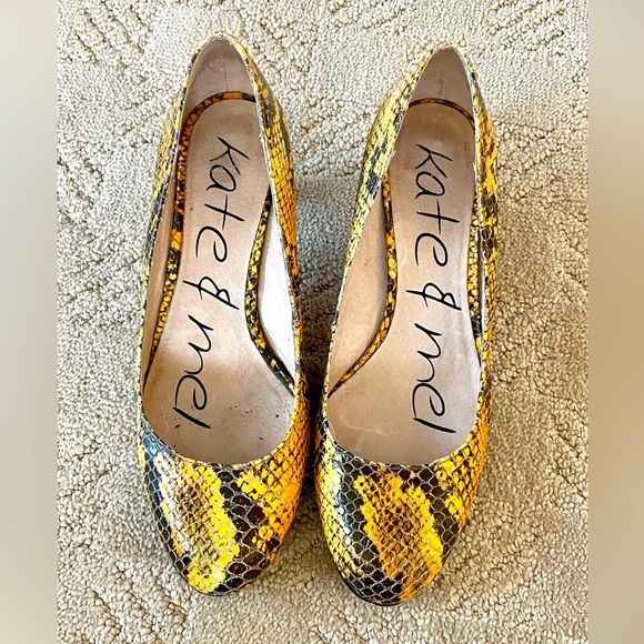 Size 8 snake pumps, yellow and black, 1.5 inch kitten heel, round toe - Picture 3 of 6